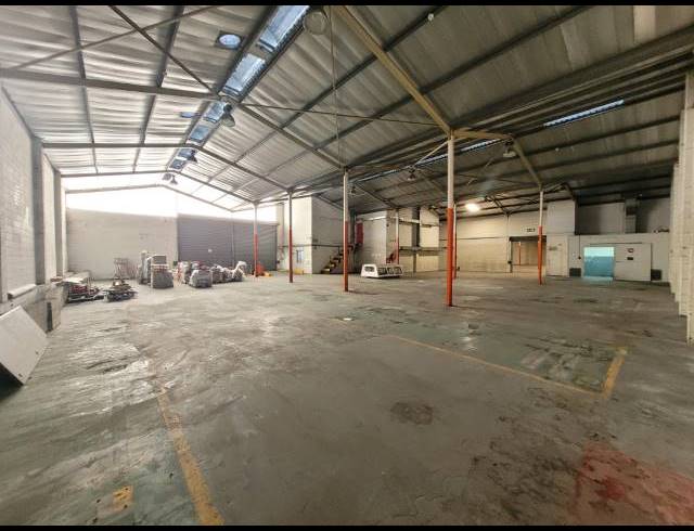 2,100M² WAREHOUSE FOR SALE IN STIKLAND INDUSTRIAL